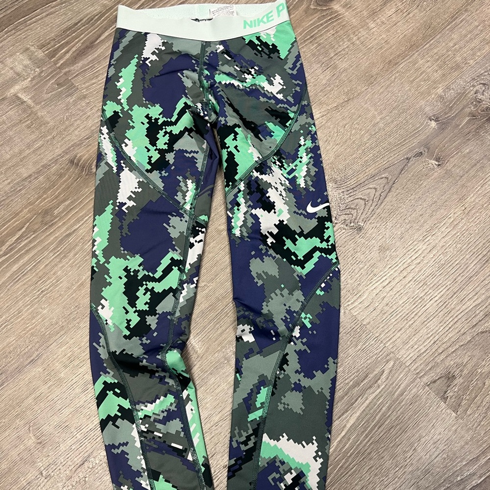 Nike Pro HyperWarm Leggings Digital Camo Women’s Size XS Cold Weather Pants
